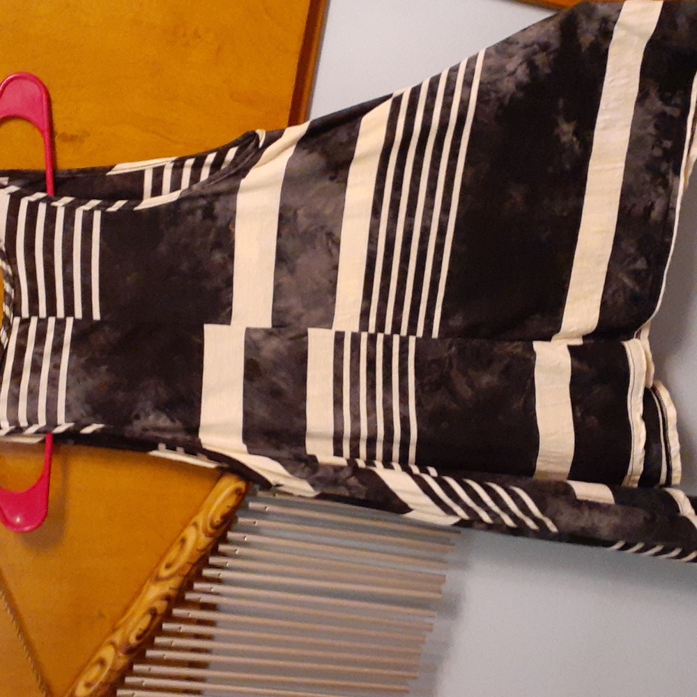 Black and cream sleeveless long flowy tunic top  soft and velvety size med - Picture 3 of 3